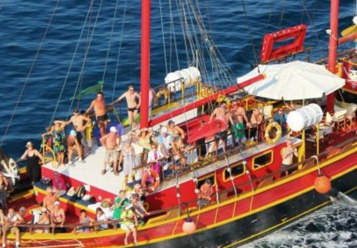 Excursion en bateau pirate avec déjeuner en Crète