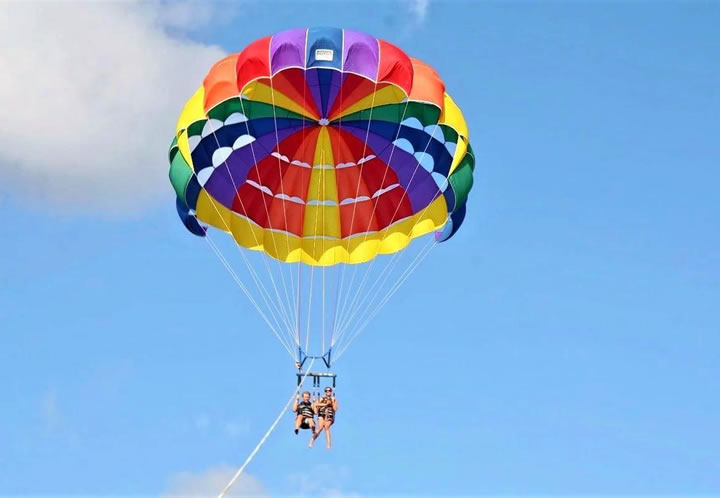 Parachute ascensionnel en Crète : parasailing à Hersonissos